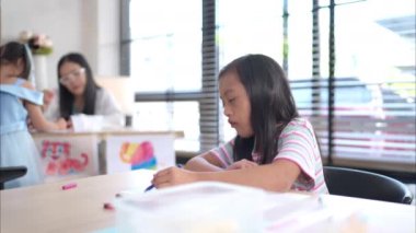 Sınıfta öğrenim faaliyetleri yapan çocukların portresi