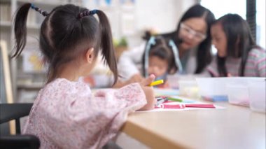 Sınıfta öğrenim faaliyetleri yapan çocukların portresi