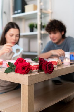 Evde Sevgililer Günü aktiviteleri olan genç bir çift.