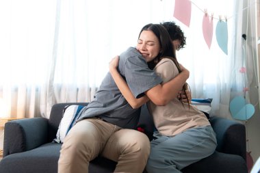 Evde Sevgililer Günü aktiviteleri olan genç bir çift.