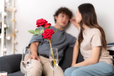 Evde Sevgililer Günü aktiviteleri olan genç bir çift.