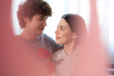 Evde Sevgililer Günü aktiviteleri olan genç bir çift.