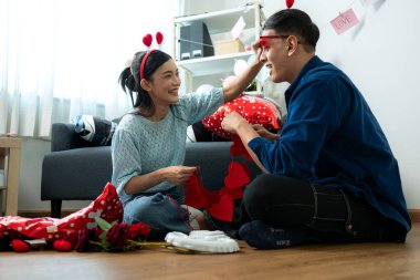 Evde Sevgililer Günü aktiviteleri olan genç bir çift.