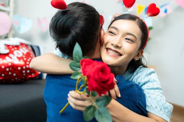 Evde Sevgililer Günü aktiviteleri olan genç bir çift.