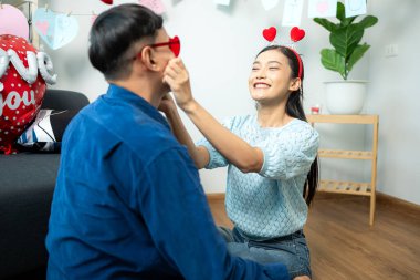 Evde Sevgililer Günü aktiviteleri olan genç bir çift.