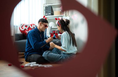 Evde Sevgililer Günü aktiviteleri olan genç bir çift.