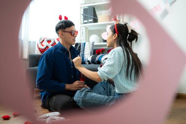 Evde Sevgililer Günü aktiviteleri olan genç bir çift.