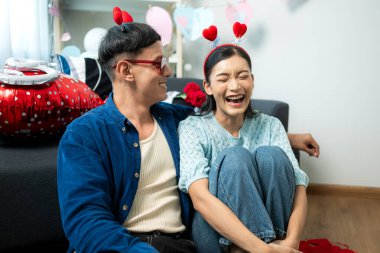 Evde Sevgililer Günü aktiviteleri olan genç bir çift.