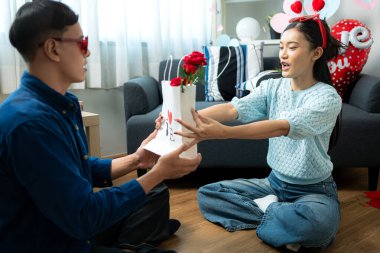 Evde Sevgililer Günü aktiviteleri olan genç bir çift.