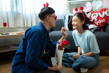 Evde Sevgililer Günü aktiviteleri olan genç bir çift.