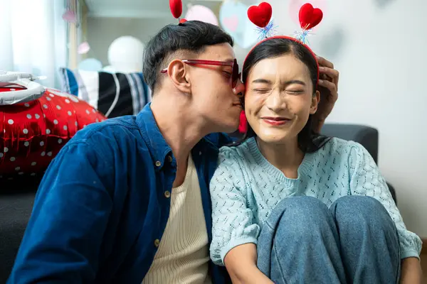 Evde Sevgililer Günü aktiviteleri olan genç bir çift.