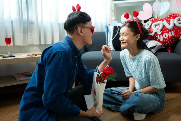 Evde Sevgililer Günü aktiviteleri olan genç bir çift.