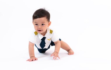 Beyaz arka planda pilot kıyafetli çocuk portresi