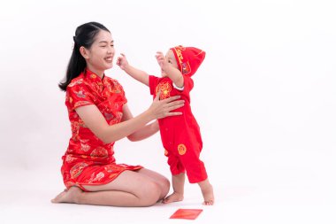 Çin Yeni Yılı giysileriyle anne ve oğlunun portresi.