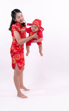 Çin Yeni Yılı giysileriyle anne ve oğlunun portresi.