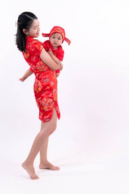 Çin Yeni Yılı giysileriyle anne ve oğlunun portresi.
