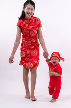 Çin Yeni Yılı giysileriyle anne ve oğlunun portresi.