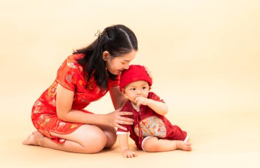 Çin Yeni Yılı giysileriyle anne ve oğlunun portresi.