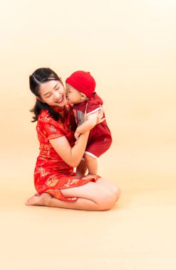 Çin Yeni Yılı giysileriyle anne ve oğlunun portresi.