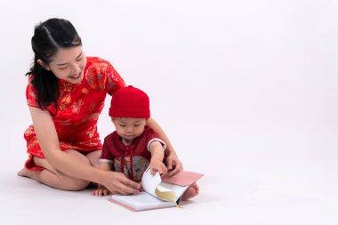 Çin Yeni Yılı giysileriyle anne ve oğlunun portresi.