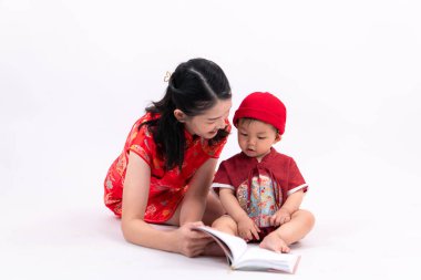 Çin Yeni Yılı giysileriyle anne ve oğlunun portresi.