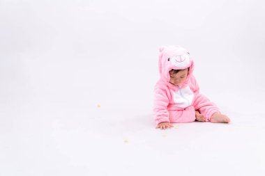 Beyaz arka planda, özel giysili çocuk portresi