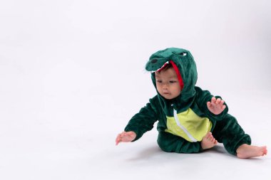 Beyaz arka planda özel giysiler içindeki çocuk portresi