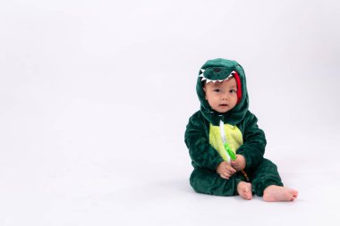 Beyaz arka planda özel giysiler içindeki çocuk portresi