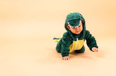 Beyaz arka planda kostüm giymiş çocuk portresi