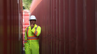 Mühendisler konteynır üretim ve depolama tesisinde yapılan ve onarılan konteynırların standartlarını denetliyor
