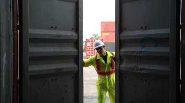 Mühendisler ve teknisyenler konteynırların içini inceler ve konteyner üretim ve depolama alanında onarım emri verir.