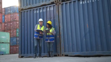 Mühendisler ve teknisyenler konteynır üretim ve depolama tesisinde yapılan ve onarılan konteynırların standartlarını inceler.