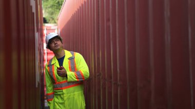 Mühendisler konteynır üretim ve depolama tesisinde yapılan ve onarılan konteynırların standartlarını denetliyor