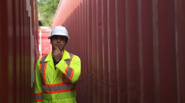 Mühendisler konteynır üretim ve depolama tesisinde yapılan ve onarılan konteynırların standartlarını denetliyor
