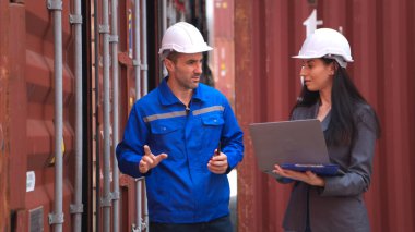 Konteynır imalat müdürü ve iş kadınları konteyner deposuna giren çıkan malları planlamak ve taşımak için bölgeyi araştırıyorlar.
