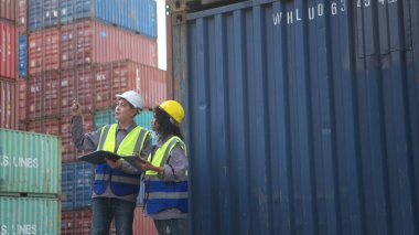 Mühendisler ve teknisyenler konteynır üretim ve depolama tesisinde yapılan ve onarılan konteynırların standartlarını inceler.