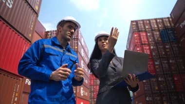 Konteynır imalat müdürü ve iş kadınları konteyner deposuna giren çıkan malları planlamak ve taşımak için bölgeyi araştırıyorlar.