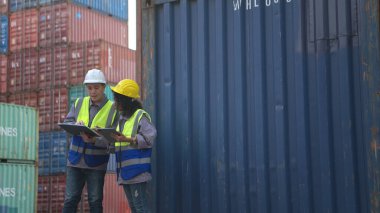 Mühendisler ve teknisyenler konteynır üretim ve depolama tesisinde yapılan ve onarılan konteynırların standartlarını inceler.