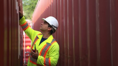 Mühendisler konteynır üretim ve depolama tesisinde yapılan ve onarılan konteynırların standartlarını denetliyor