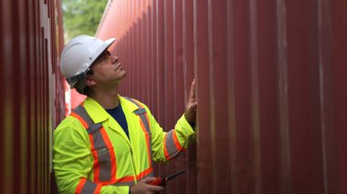 Mühendisler konteynır üretim ve depolama tesisinde yapılan ve onarılan konteynırların standartlarını denetliyor