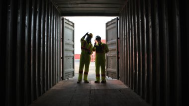 Mühendisler ve teknisyenler konteynırların içini inceler ve konteyner üretim ve depolama alanında onarım emri verir.
