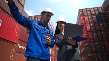 Konteynır imalat müdürü ve iş kadınları konteyner deposuna giren çıkan malları planlamak ve taşımak için bölgeyi araştırıyorlar.