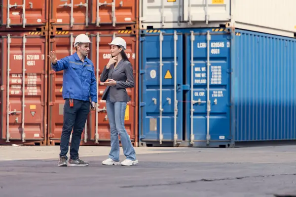 Konteynır imalat müdürü ve iş kadınları konteyner deposuna giren çıkan malları planlamak ve taşımak için bölgeyi araştırıyorlar.