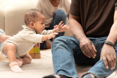 Ebeveynler ve çocuklar tatillerinde evde dinlenirler.