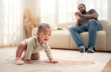 Ebeveynler ve çocuklar tatillerinde evde dinlenirler.