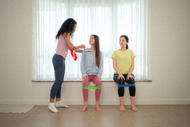 Yoga sınıfında çalışan bir grup genç spor kadını.