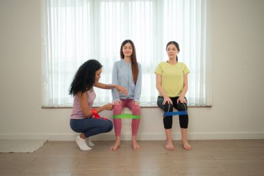 Yoga sınıfında çalışan bir grup genç spor kadını.