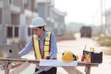Mühendislerin portresi konut inşaatının ilerlemesini inceler ve değerlendirir.