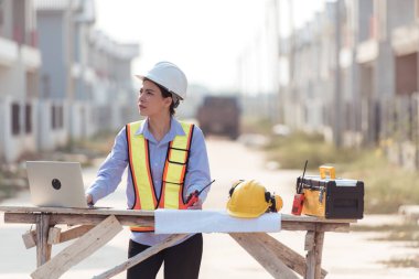 Mühendislerin portresi konut inşaatının ilerlemesini inceler ve değerlendirir.