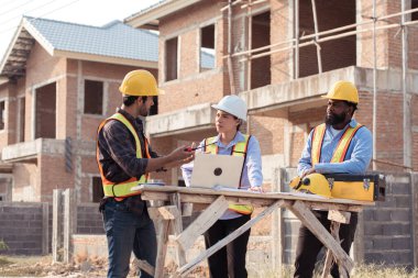 Bir grup mimar ve mühendis birlikte çalışarak konut inşaatının...